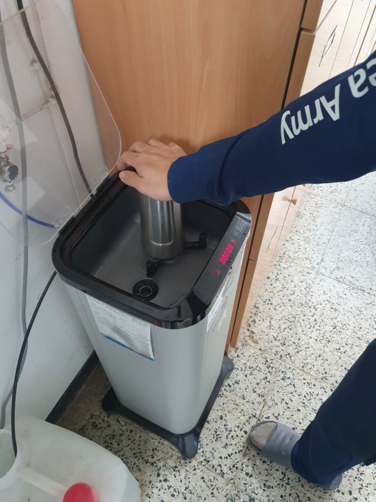 10초 만에 끝 육군7중대 생활관에 도입된 텀블러 살균기 클린지니