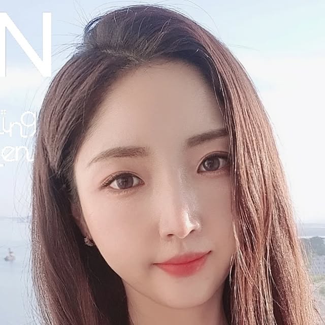 정인희 아나운서 on Instagram: "#투에이엔광고 @2an_official 요즘 이것만 쓰는데요! 2025년 정원의 흩날리는 꽃잎의 화사한 감성을 담은 'Blooming Garden' 새해 첫 컬렉션 투에이엔에서 봄을 맞아하