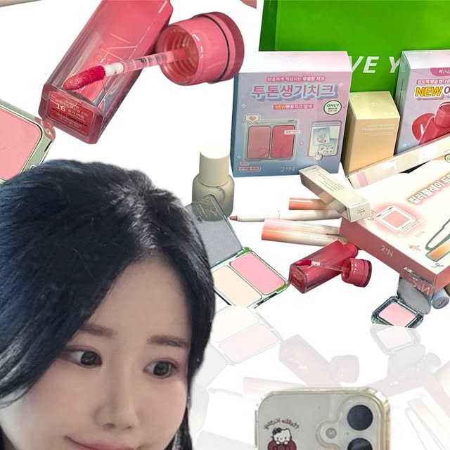 혜린 on Instagram: "#광고 #협찬

이번에 투에이엔에서 제품을 협찬받아 사용해봤어요 ✨
직접 써본 느낌을 솔직하게 공유해볼게요!

🩷압도적 탱글 캔디광 한 번만 발라도 맑고 투명,
쌓을수록 여리 핑크빛 🍬🩷
- 여리 핑크립
- 인간복숭아립
🍑 인간 복숭아 립 완성!

💄 글레이즈 바운싱 틴트
첫 터치는 맑고 투명한데, 레이어링 할수록 생기 뿜뿜 🍑
멘톨 성분으로 살짝 플럼핑 효과까지 있어서 입술이 탱글해져요!

👀 롱래스팅 아이 라이너
3mm 슬림 라이너로 은은한 음영, 
5mm 펄 라이너로 애교살 빵빵✨
물, 땀에도 강하게 픽싱돼서 하루종일 깔끔해요.
	•	02 베베핑크 → 뽀얗고 사랑스러운 무드
	•  03 타로바니 → 감성 가득, 은근 매력 컬러
	•	04 로지캔디 → 생기 터지는 여리여리 핑크

🌸 복숭아톤 베이스 & 파운데이션
“화장은 안 했는데 피부 좋아 보이는 느낌” 딱 그거!
투명+뽀얀 베이비 복숭아톤이라 피부가 여리여리해 보여요.

✨ 투에이엔 퓨어 글래시 하이라이터
아이보리빛 설탕광으로 얼굴이 은은하게 환해져요.
베이스 전 밑바탕 정돈용, 하이라이터용으로 다 활용 가능!
	•	WH01 프로스티
	•	ND02 클리어

🍑 인간 복숭아 되고 싶다면 이 조합 강추합니다…💕

#광고 #협찬 #신상립추천 #틴트추천 #복숭아톤 #피부톤업 #아이팔레트추천 #롱래스팅라이너 #투에이엔 #인간복숭아
#광고#올영픽#올리브영추천템#올영필수템#러브버블컬렉션#롱웨어링파운데이션미니#컬러플레이듀얼라이너"