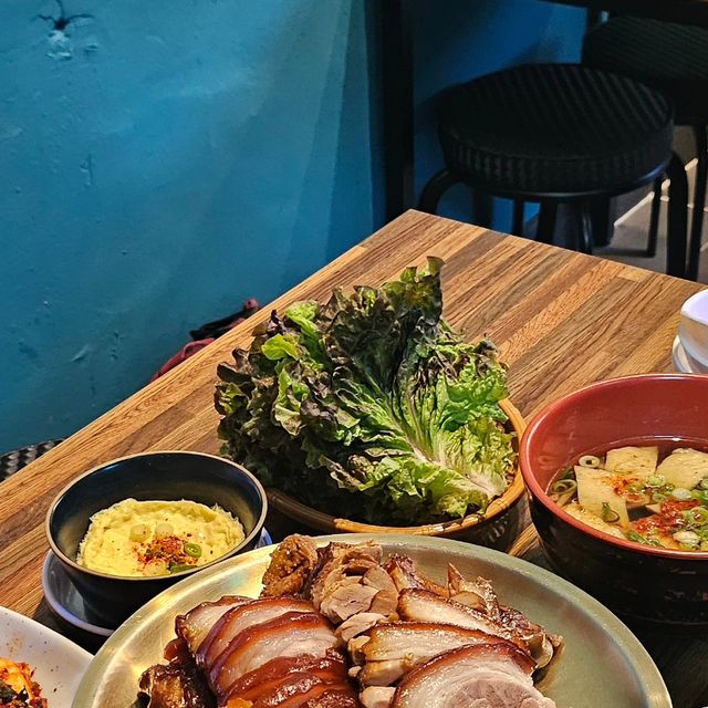 👭전국맛집 서울맛집 서울근교맛집| 민자매👭 on Instagram: "족발을 사랑하는 민자매가 가서 먹어보고 너무 맛있어서 배달 주문까지 한 동대문 족발집

#호야네족발 

 맛이 없는 족발은 윤기도 없고 콜라겐 있는 쪽 먹으면 질기고 기름기가 안도는데 

여기는 잡내 하나 안나고 쫄깃쫄깃하고 기름기도 많아서 한입먹어보고 대만족 한 곳입니다!

족발이 따뜻할 수 있도록 밑에 양초도 피워주시고, 무엇보다 밑반찬이 정말 푸짐해서 족발을 먹으면서 술 한잔 곁들이기 딱입니다‼️

뼈쪽에 붙어있는 살도 퍽퍽하기 보단 정말 부드럽고 씹히는 맛이 굿💓

 2인 족발인데 양도 정말 푸짐하고 29000원이라는 착한 가격과 더불어, 후식으로 오렌지까지 주신 사장님🔥

진짜 회기쪽으시면 반드시 가야하는 곳이니 저장하고 고고

📍서울 동대문구 전농로 189 1층📍
🕙영업시간🕙
주중,토 12:00~01:00
일 12:00~24:00

#동대문족발 #동대문야식 #배달족발 #족발맛집 #야식추천 #동대문맛집 #동대문노포 #동대문데이트 #족발 #족발보쌈 #협찬"
