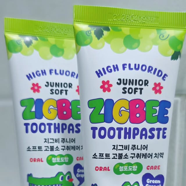 🧃자몽에이드 on Instagram: "#광고

아이들 충치케어 어떻게 하고 잇나요?
저희 아이들은 99%확실한 충치케어, 1450ppm 고불소 지그비주니어 소프트 고불소 구취케어 치약으로 확실하게 하고 있답니다😉

어린이의 치아는 아직 단단하게 자리잡지않은만큼 충치에 쉽게 노출되는거 알고계시죠😢
특히 유치는 성인보다 법랑질이 얇고 부드러워 충치가 빠르게 진행되기때문에 충치예방이 무엇보다 중요해요❤️
어린이 치아건강의 근본적인 해결책! 플라그 제거가 핵심이란 말씀🙂

지그비주니어 소프트 고불소 구취케어 치약을 선택해야하는 이유
✅️1,450ppm고불소치약
✅️92%구취개선테스트
✅️순한 자연유래 99%
✅️뮤탄스균 99.9%박멸
✅️5in1구강케어
✅️중금속/잔류농약 불검출
✅️걱정성분 10종불검출

이젠 지그비주니어 소프트 고불소 구취케어치약이 아닐 이유가 1도 없겠쥬😉

#어린이치약 #주니어치약 #지그비치약 #어린이치약추천"