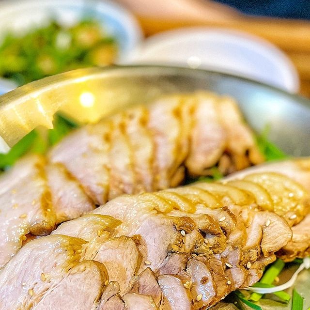 잇플릭스 | Eatflix on Instagram: "#협찬 서울시립대 근처 족발 & 보쌈 맛집 #호야네족발동대문점 💗 기본으로 오뎅탕과 계란찜이 나오는데, 뜨끈뜨끈하니 너무 너무 맛나더라고요 😘 매일 직접