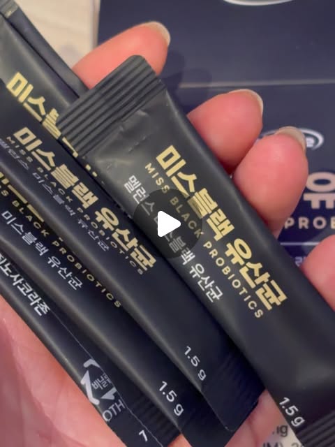 뷰티맛집여행ㅣ인플루언서ㅣ디지털크리에이터ㅣ아란ㅣ on Instagram: "#협찬 #미스블랙 

✔️미스블랙 프로바이오틱스 여성 새치 전용 유산균 30포

30대 이후 점점 늘어나는 새치!
뽑거나 염색만 하고 있으신가요?

미스블랙은 하루 한포로 새치 탈모 스트레스에서 탈출 성공할 수 있어요🥹🔥

유산균 베이스의 분말타입으로 특유의 텁텁한 맛 없이 데일리하게 관리 끝!

유산균 보장수 약 50억마리로 약사와 한의사가 공동개발해서 믿고 드실 수 있어요👍 저는 엄마와 먹고있는데 쉽고 간편하게 섭취가 가능해서 앞으로도 꾸준히 먹어보려구요💙❤️💜

#광고 #미스블랙 #새치영양제 새치유산균
새치 영양제 멜라닌 유산균 새치예방"
