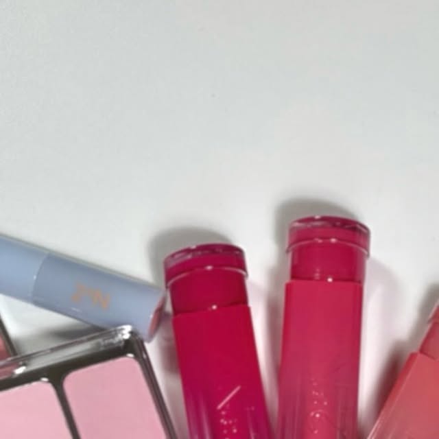 귀여운게 세상을 지배한다 on Instagram: "#광고 
이번 8월 올리브영 추천템💚
투에이엔 Love Bubble Collection 만나보세요! 🎀

톡톡 튀는 러블리한 컬러감으로 일상에 포인트 주기 딱 좋은 신상💄
	•	글레이즈 바운싱 틴트 : 맑고 촉촉한 발색으로 입술에 탱글한 볼륨감 (추천컬러 → 02 로지모카 / 05 버블리 / 08 로지문 / 09 캔디츄)
	•	롱 웨어링 파운데이션 미니 : 가볍고 투명하게 올라가 아기피부처럼 보이는 뽀얀 광채 베이스 ✨ (19 페일베이지 추천!)
	•	듀얼치크 : 러블리한 두 가지 톤으로 생기 가득! (02 러브 로지 / 06 핑크 페탈)
	•	베러미 아이팔레트 : 핑크빛 무드부터 데일리 음영까지, 봄여름 라이트톤 찰떡 팔레트 🌸

이번 러브버블 컬렉션은 발색도 정말 사랑스럽고, 실제로 발라보면 얼굴 전체 분위기가 화사하게 살아나요. 여름 데일리템 찾으시는 분들께 강력 추천합니다💗

⸻

📌 8월 올영픽 추천템 라인업
	•	러브버블 컬렉션 (6종)
	•	롱 웨어링 파운데이션 (4종)
	•	컬러 플레이 듀얼 라이너 (5종)

#올영픽 #올리브영추천템 #올영필수템
#러브버블컬렉션 #롱웨어링파운데이션미니 #컬러플레이듀얼라이너"