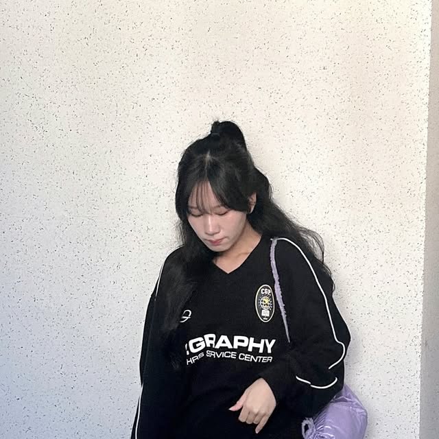 명희 on Instagram: "올블랙에 퍼플 컬러 그거 어떻게 참는건데..💜 글로시한 광택에 나일론 소재 스트링백은 역시 페넥이 최고야 게다가 뉴 하트로고까지 퀄팅처리해서 포인트주기 딱