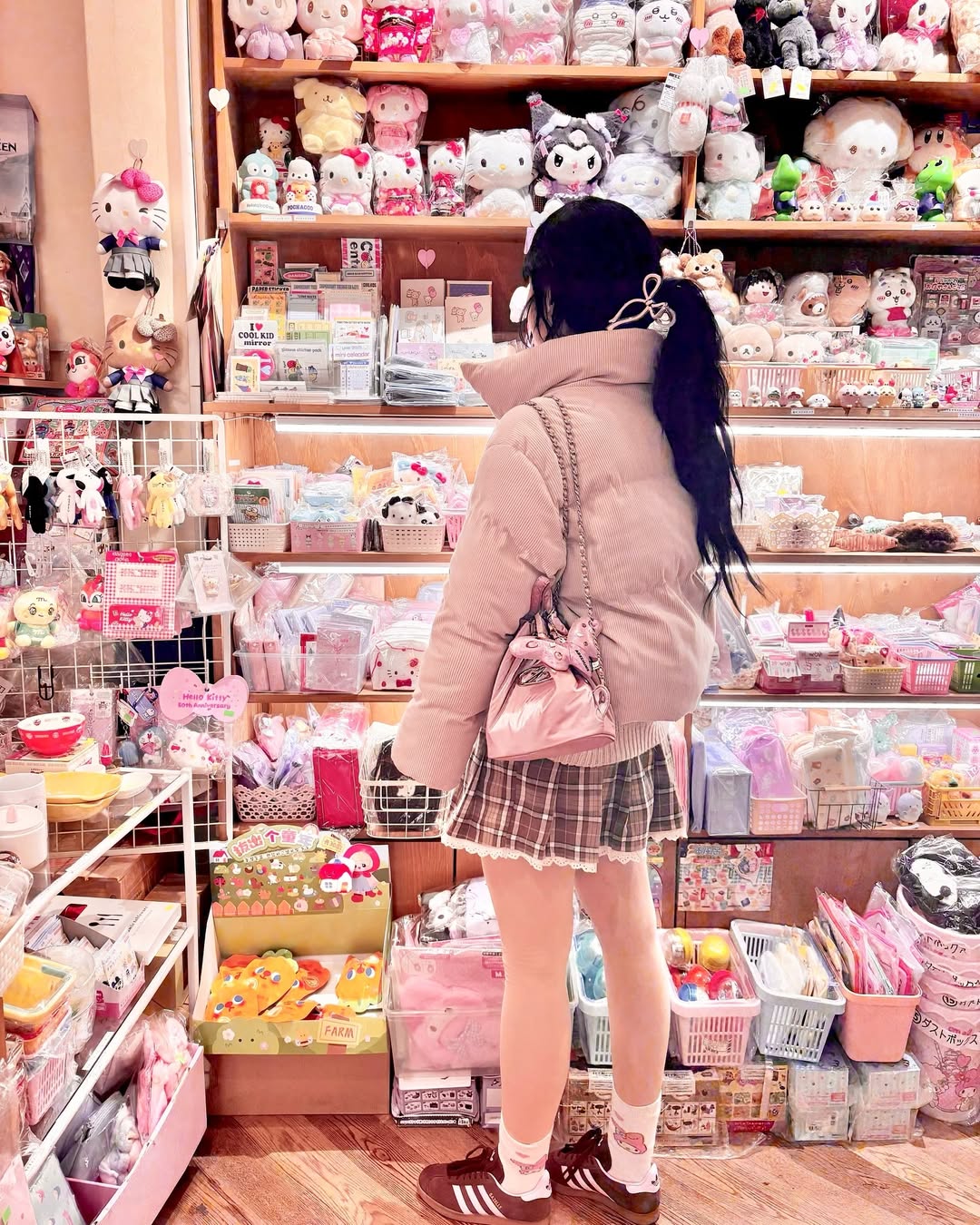 ˚⋆ ̥✩ ⋆⁺₊⋆ᙏ̤̫ 허진희˚⋆ ̥✩ ⋆⁺₊⋆ | #협찬 글로시 미니 백팩 ABH348-708 핑크 뽀짝한 디자인에 넉넉한 수납력까지 어비험즈 미니백팩 ! 은은한 광택의 글로시한 소재감과 체인이 믹스된 스트랩으로 캐주얼하면서 클래식한 무드가 매력적인 백팩입니다 >< 키링이랑 세트로하니 더더욱... | Instagram