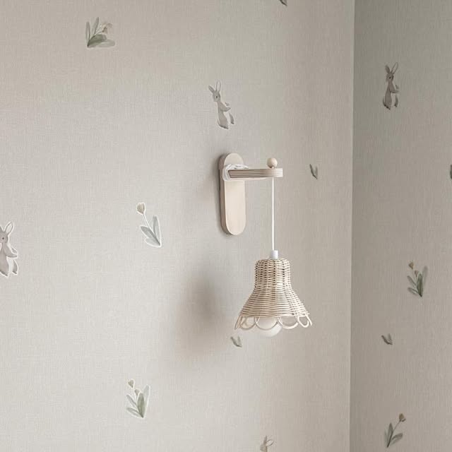 🧸뽁뽁이네 on Instagram: "#제품제공 @bonbonhome.kr

✨ 아기방 인테리어 감성 한 스푼
라탄 특유의 자연스러움과 따뜻함🤎

봉봉홈 라탄 조명
라탄등 & 우드 거치대 세트 감성 연출하기 좋아요.

건전지로 작동하는 당기는 전구는
무선 전구라 공간 제약 없이 어디서든 사용하기 좋고
설치도 간편! 우드 거치대룰 꼭꼬핀으로 톡 고정하면 돼요

포근한 수면등으로 아기 눈에도 편안한 은은한 조명~
전구 줄은 감아서 사용하다가 나중에 천장에 달거나
캠핑갈때 챙겨가도 너무 좋을 것 같아요

아기방, 거실, 캠핑까지 무한 활용 가능✨

#아기방꾸미기#아기방조명#감성조명#감성소품#라탄조명#봉봉홈"