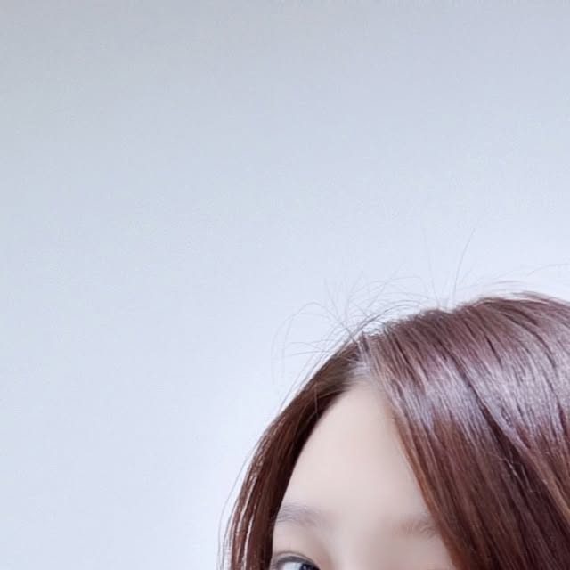 샤탕해 on Instagram: "#광고 
하루를 조금 더 가볍고 산뜻하게 시작하고 싶어서
요즘 닥터비알 샐러드샷 101을 챙겨 마시고 있어요.
샐러드를 따로 준비하기 부담스러운 날에도
앰플 하나로 간단하게 채워줄 수 있어
바쁘게 지내는 제 일상에 딱 맞더라고요.

샐러드샷 101은
101가지 채소와 과일이 한 병에 담긴 식물 원료 음료라서
평소 채소 먹는 게 어렵거나 번거로웠던 분들에게
부담 없이 시도해보기 좋은 구성이에요.

맛은 ABC 주스 느낌의 산뜻한 과일 맛이라
채소 맛이 강한 제품을 어려워하는 분들도
편하게 드실 수 있을 것 같아요.

저는 특히 앰플 타입이라
가방에 쏙 넣고 다니기 좋고
카페 가기 전이나 식전,
출근 전에 한 병 꺼내 마시기 좋은 타입이라
일상 속에서 자연스럽게 챙길 수 있었습니다.

하루에 샐러드 한 접시 챙기긴 어렵지만
샐러드샷 101은 간편하게 즐길 수 있다는거!

#닥터비알 #보람바이오 #샐러드샷101 #샐러드앰플 #과채앰플 #식전샐러드"