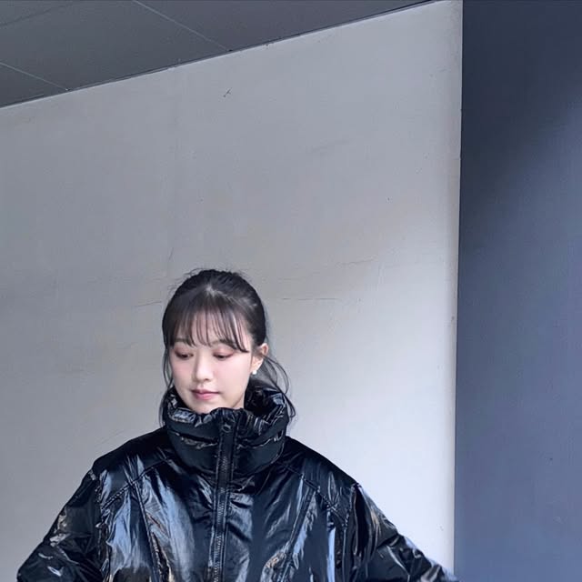 조예진 on Instagram: "#광고 읏츠읏추 추어🌪️ 반짝 반짝 광택감 도는 글로시 원단으 숏패딩과 함께,, 짐 들고 다니는걸 좋아하지 않는 저로썬 사이드 포켓 뿐 아니라 내부 포켓까디 있는 디테일이 좋구오, 투웨이 지퍼에 스트링으로 핏조절 가눙!! 멋지게 따스히 입자구요🖤감기됴딤하데여

#비바브라운#숏패딩#패딩#글로시패딩#겨울#패딩추천#25fw#vivabrown#padding#shortpadding#glossy#winter"