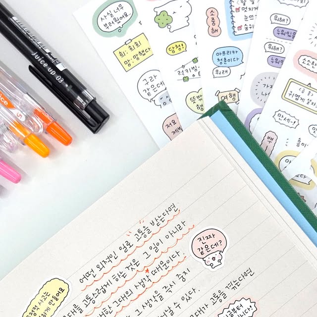 김사유 on Instagram: "손으로 읽는 명상록 | 제품제공
✍필사는 즐거워 + 👍명불허전 명상록
📌사물이나 대상 자체는 영혼에 닿지 않고 여전히 고요히 바깥에 머물러 있다. 모든 소란과 고통은 오직 그대 내면에 있는 의견에서 비롯된다. #마르쿠스아우렐리우스
💬 뜻대로 움직이지 않는 외부세계가 아니라, 인간이 통제할 수 있는 내적세계를 다스림으로써 평안과 행복을 찾아가라는 자기성찰적 기록을 담은 명상록. 작년에도 너무 좋아서 필사를 했는데, 이렇게 아예 필사집으로 나와주니 정말 대환영, 대감동이다.
마음이 복잡했던 날, 불안하고 복잡한 마음을 일깨워주는 명상록을, 다양한 펜과 글씨체로 필사하고 스꾸하는 동안, 어느새 머리가 가벼워지고 기분이 좋아졌다.
두꺼운 고급 용지에 샤프부터
만년필까지 필기감도 만족스럽고,
필사공간도 넉넉해서 한줄 코멘트를
달기에도 좋았다.
친구(@proper.zizi)가 선물해준 스티커와 찰떡이라 너무 재미있었던 나의 힐링타임 #기록
#손으로읽는명상록#21세기북스#명상록#필사책#스꾸#필사#손글씨#펜글씨#파이롯트쥬스업 #스테들러피그먼트라이너 #카웨코스포츠"