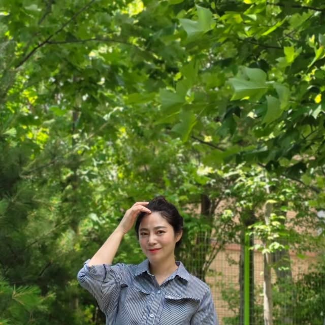T걸 on Instagram: "#협찬 

발 편한 신발 찾는 게 일이었는데
드디어 찾은 느낌☺️
르무통 UP 아이보리 컬러로 신어봤거등여!
생각보다 훨씬 더 부드럽고 쿠션감 좋아서
놀랐어요. 하루 종일 돌아다녔는데도
발 피곤한 줄 몰랐다는 거…

원피스에도 잘 어울리고 딱 떨어지는 슬랙스랑
매치해도 너무 과하지 않게 세련된 느낌이에요.
청바지에도 잘 어울려서 요즘 데일리 슈즈로 계속
손이 가는 거 있죠? 심플한데 존재감 있는 스타일이라
더 좋은 듯💗 오래 걸어도 발이 안 피곤해서 
여행에도 꼭 챙겨갈 예정이에요!

 그레이, 브라운, 블랙, 블루, 아이보리 등 
뉴트럴 컬러 라인업으로 코디 쉽고
누가 신어도 어울릴 남녀공용 디자인이라 
커플 슈즈로도 완전 추천! 사이즈 교환도 공식몰에서
무료니 부담없이 데일리슈즈 득템하세요🫰
▶️https://lemouton.co.kr/product/detail.html?product_no=277&cate_no=153&display_group=1
_
#르무통 #업 #발편한운동화 #데일리슈즈"