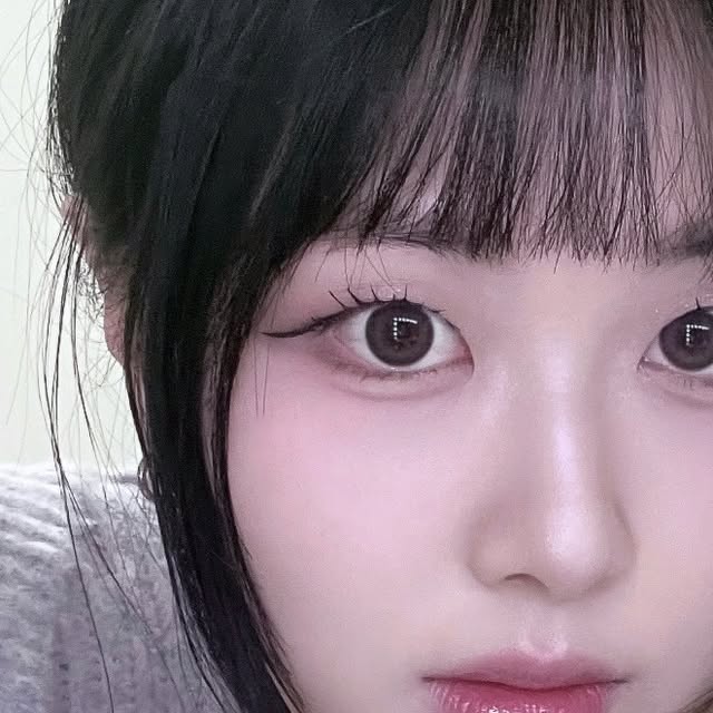 수빈 on Instagram: "#투에이엔광고 핑크블루밍 메이크업🌸

투에이엔 블루밍 가든 컬렉션 제품으로 메이크업해봤어요🥰
다가오는 봄 느낌의 따뜻하면서 밝은 메이크업이 웜톤, 쿨톤 모두 어울리는
뽀샤시한 색조로 구성되어 있답니다!🤍

🌸아이팔레트 11드리밍
살짝 따뜻한 핑크 베이스로 쿨톤의 봄 메이크업이 예쁜 팔레트!

🌸듀얼치크 쥬시피치
무펄의 은은한 살구 블러와 자연스럽게 피치빛이 발그레 표현되는 치크

🌸퓨어 글래시 하이라이터 PK핑크벨
핑크빛 + 진주펄 전체적인 메이크업을 완성 시켜주는 하이라이터

무쌍인 저는 섀도우 색조에 따라 눈 화장이 무겁게 표현되거나 
조금만 발색이 강하면 촌스러워지는데, 
투에이엔 제품들은 컬러 레이어링이 자연스럽게 돼서 
메이크업할 때마다 은은하면서 포인트 주기 좋아요!
요즘 이 팔레트로만 사용하고 있어요 ㅎㅎ

자연스럽고 가볍지만 
컬러 표현이 잘 되는 메이크업 원하는 분께 추천드려요✨

#투에이엔 #블루밍가든 #올영추천 #봄메이크업 #쿨톤 #웜톤"