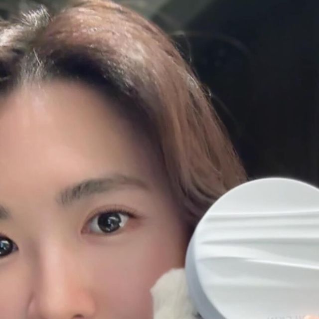 김세영 on Instagram: "#광고 #협찬

더운여름 얇게 발리는 챡 밀착되는 화잘먹 카밍쿠션
에이프릴스킨 글로잉매트쿠션!
촉촉한 피부표현에 매트한 마무리로
다크닝 뿐만 아니라 유지력까지 완벽  ෆ˃̶͈̑◡˂̶͈̑ෆ

명품베이스 에이프릴스킨 최초 제작 된
신개념 텍스쳐 이너 글로우 매커니즘으로
글로우와 매트의 장점만 쏙쏙 담았어요!

한 번만 발라도 홍조 모공 잡티 요철등등
피부 고민이 샥 커버가 잘되는 아주 만능 쿠션이랍니당!

에어홀존과 플랫존이 합쳐진
귀여운 물방울 모양의 하프퍼프로
완벽 커버와 동시에 이슬광까지 뿜뿜!! 💦✨

아토피+건성피부인 저도 촉촉하게 쓸 수 있었어요

첫 터치 그대로 24시간 롱래스팅 유지되는
하루종일 이쁜 밀착 쿠션이랍니당!

01페어, 02라이트, 03내추럴
넓은 컬러 차트로 피부에 딱 맞는 컬러감 찾기도 좋아요

쿠션에 키링홀더도 있어서 귀엽게 쿠꾸도 가능하단점!
저는 귀여운 모남희를 달아줬어용~꒰｡•ॢ◡•ॢ｡꒱

이렇게 야무진 에이프릴스킨 쿠션은
에이프릴스킨 온라인몰에서 구매 가능하니
참고해주세용!

https://m.aprilskin.com/

#에이프릴스킨#글로잉매트쿠션#글로잉매트#글로우쿠션#매트쿠션
#쿠션팩트#쿠션팩트추천#모공커버쿠션#커버력좋은쿠션
#쿠션파데추천#커버쿠션#파운데이션추천 #아토피쿠션추천
#19호쿠션#17호쿠션#21호쿠션#쿠션추천"