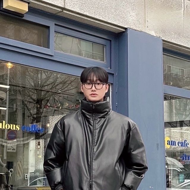민구 on Instagram: "#광고 

이제 영하10도 준비해야죠! 
휘뚜루 마뚜루 출퇴근 1위 패딩 @standarderror_crew 🙃

-여유로운 실루엣의 하이넥패딩 체형에 구애받지않아요
-투웨이 지퍼로 다양한 연출가능
-소매와 밑단 밴딩으로 안정감있는 핏감과 찬바람 철통방어

장점밖에없는 고퀄패딩 추천✨

#광고#스탠다드에러#standarderror#패딩#하이넥패딩#레더패딩#아우터#패딩추천#겨울아우터#레더#하이넥"