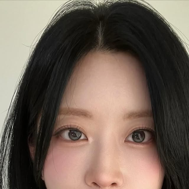 박설온 on Instagram: "#광고

@2an_official
투에이엔 러브버블 컬렉션 제품들을 사용한 웨딩 메이크업 💗

EYE - 투에이엔 베러미 아이팔래트 버블캔디 + 페어리
CHEEK - 투에이엔 듀얼치크 핑크텐션
HIGHLIGHTER - 투에이엔 퓨어글래시 하이라이터 클리어 + 머메이드(완전 추천)
LIP - 투에이엔 글레이즈 바운싱틴트 슈가버블+캔디츄

이번 신제품들 쿨톤 핑크 컬러 진짜 예쁘게 잘 나왔다 🌷
특히 하이라이터 머메이드랑 틴트 캔디츄 색상은
꼬오오옥 사세요 🥹

H/M - @sonsoo_minji 🙇‍♀️💗

#올영픽 #올리브영추천템 #올영필수템
#러브버블컬렉션 #롱웨어링파운데이션미니
#컬러플레이듀얼라이너"