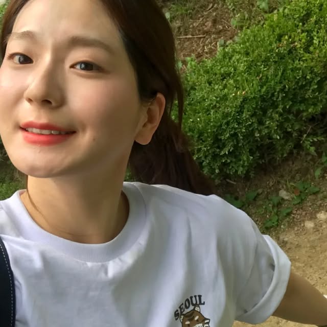 임지현 on Instagram: "#협찬 뉴발란스 UNI 서울 타이거 반팔티

진심 너무 귀엽.. 🐯💕
한국을 대표하는 이미지에 호랑이 일러스트까지!
귀여운 그래픽에 뒷모습까지 뽀인트✨

핏도 너무 편안해요!
저 완전 상체퉁퉁인데 여유로운 품이라 체형 커버도 되고,
냉감 소재라 땀나도 시원하더라구요?
거기다 자외선 차단 + 속건 기능까지 챙겨서
한여름에도 부담 없이 착용 가능해요 🌞

이렇게 편한데 귀엽기까지 하면… 나 우째 😢
게다가 세탁 후에도 변형 거의 없는 소재라
간절기엔 아우터 속 이너로 활용하기도 딱인 것 같아요!!

오래 입을 반팔, 요거로 추천!!
디자인이랑 실용성 최고~👍

#뉴발란스 #무신사 #반팔 #여름 #호랑이 #koreastyle #서울타이거티셔츠 #귀여운티셔츠 #호랑이반팔 #여름코디 #시원한티셔츠 #OOTD #캐주얼룩 #여름템추천
#배우 #드라마 #영화 #촬영 #모델 #광고 #협찬환영"