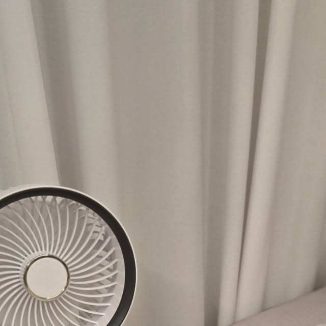 아양 on Instagram: "#광고
작지만 강력한 바람!🌀 어디서든 어떤방향이든 시원한 바람  쐴 수 있어서 너무 좋아요
책상 위에 세워두고 쓰기 좋은 건 기본이고 집게가 있어서 자동차 안에서도 걸어 쓸 수 있어요  
위에서 시원하게 바람이 내려오니까 더운 날엔 손이 자꾸 가는 여름 필수템  💁‍♀️

무선 충전이라 선에 걸릴 일도 없고, 조용한데 바람은 꽤 강해서 야외에서도 유용해요  
침대 프레임에도 걸 수 있어서 눕방용으로도 괜찮고요 
조명도 은은하니💜 예뻐서 쓰임이 너무 훌륭 
크기는 작지만 회전 기능까지 있어서 공간 전체를 시원하게  
조용하고 부드럽게 바람이 나와서 공부방, 작업실, 사무실에도 딱이에요  
타이머 설정도 가능해서 취침용으로도 추천  
무더운 여름, 강력한 바람 하나로 분위기까지 싹 달라짐
🔎https://link.coupang.com/a/cCeBID  

@smiria_official  

#탁상용선풍기 #선풍기추천 #선풍기 #충전식선풍기 #무선선풍기 #ebeiya선풍기 #여름템 #소형가전 #SMIRIA선풍기 #회전선풍기 #저소음선풍기 #타이머선풍기 #벽걸이선풍기 #강풍선풍기"