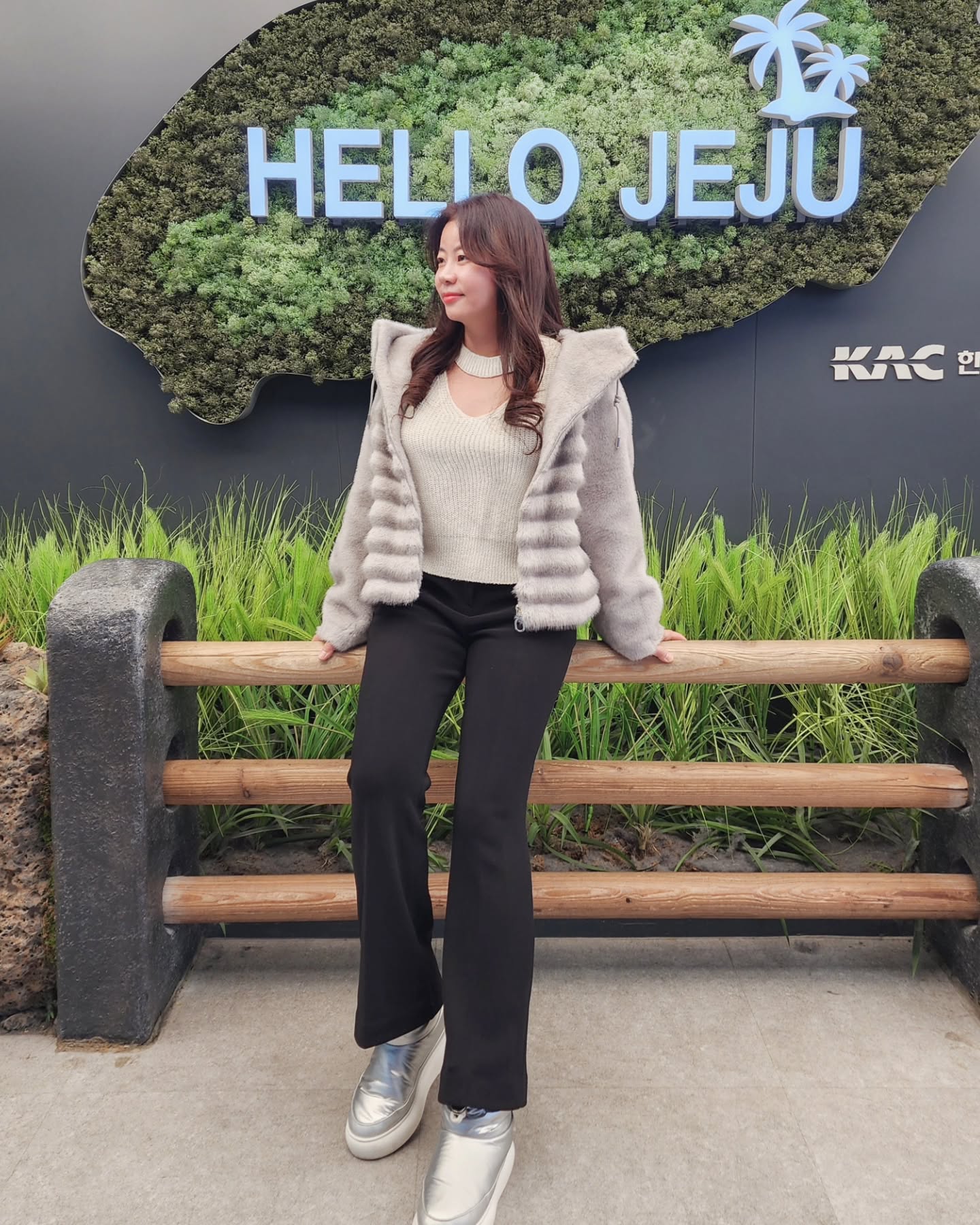 #광고
일주일만에 또 제주🤭
이번엔 전지훈련 중인 우리 둘째 만나러 왔는데
합숙 중이라 내일 만날 수 있네요
지난 주엔 춈 부끄러워서 못 찍고 지나친 포토존
이번에는 우리집냥반에게 찍어, 빨리 찍어 라며
폰 쥐어주고 호다닥 찍었어요ㅋ

클릭앤퍼니에서 주문한 기모부츠컷슬랙스 입고 왔는데
스판 쭉쭉 텐션 너무 좋아서 입고 미국도 갈 수 있겠더라고요
착용감 부드럽고 쫀닥쫀닥 편하고 따숩고 핏감 이쁜데 주름도 안 가고👍👍👍
진짜 트레이닝 복 입고 비행기 탔을 때 보다 편한 거 있죠
근데 사진도 잘 나오니 더 좋다아아아👏👏

#클릭앤퍼니
#clicknfunny
#데일리
#오피스룩
#캐주얼룩
clicknfunny_official