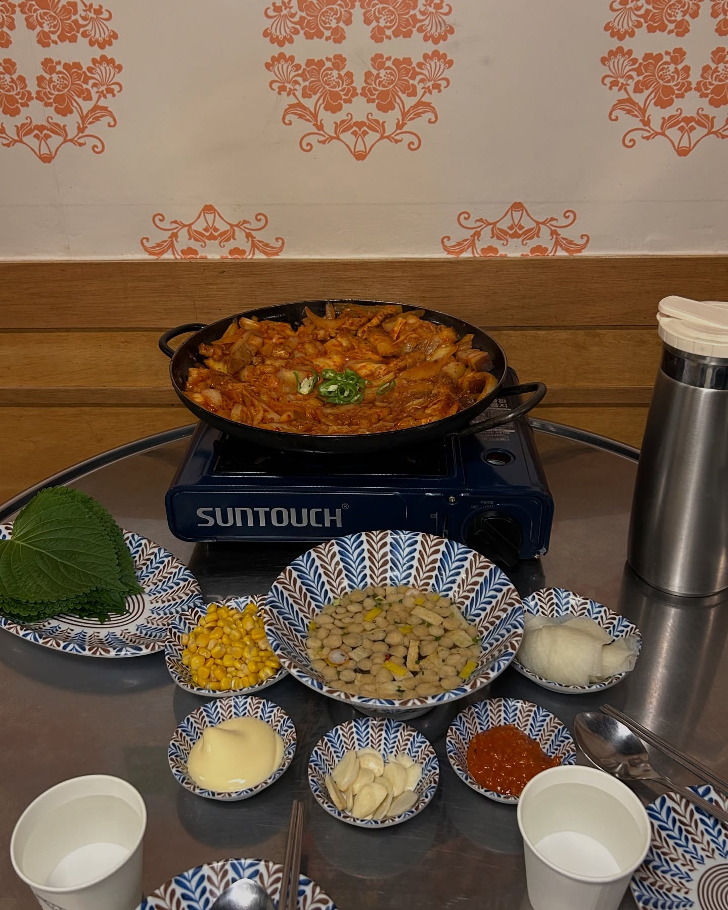 #협찬 가성비 좋은 이 곳, 평범한 #신도림고기집 이 아니라구요!
불맛이 가득한 돼지김치구이를 포스터가 시킨대로 
쌈으로 먹으면 정말 최고...👍
자꾸 땡기는 맛이라서 눈 깜짝할 사이에 반이 없어지고!
그래도 고기랑 김치를 좀 남겨야 볶음밥까지 맛있게 먹을 수 있어요
그렇게 볶음밥까지 클리어하면 갓벽하다😘

연말이라 모임하기에도 좋은 단체석도 있고 
다른 사람들처럼 데이트하기에도 좋아요^_^

🥄 정통집 신도림점 - 신도림 포스빌 지하1층(서울 구로구 새말로 102 지하1층 109호, 112)
⏲ 매일 15:00 - 23:00 (L.O. 22:00)

#신도림맛집 #신도림역맛집 #구로맛집 #신도림디큐브시티맛집 #비빔국수 #디큐브시티맛집