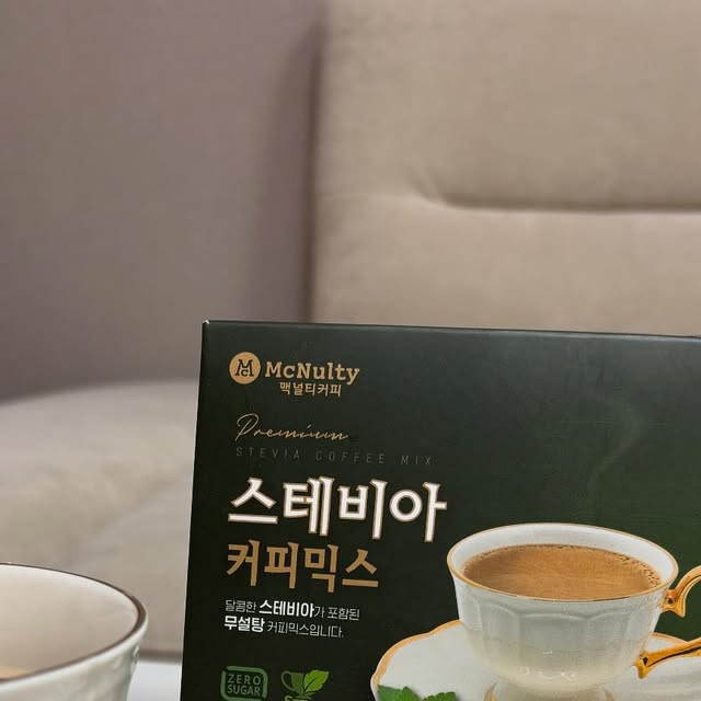 이요미 on Instagram: "#협찬 맥널티 스테비아 커피믹스 지진희 커피로 유명한 맥널티 스테비아 함유로 달콤함은 그대로 설탕은 제로! 건강한 무항생제 1등급 우유로 만들었고 크리머도 당제로