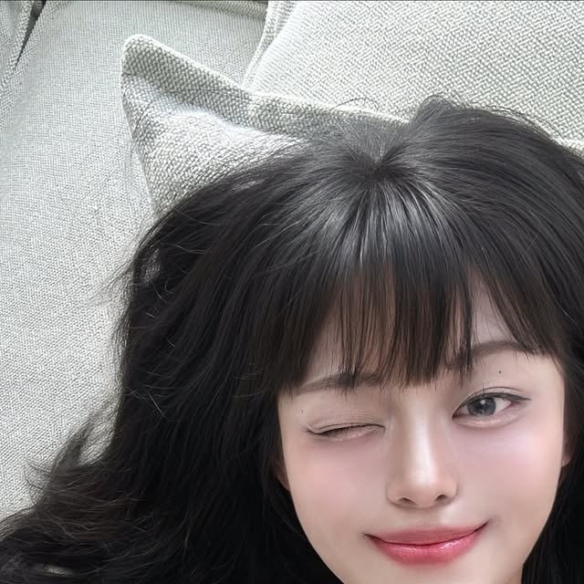 고은이예뻐! on Instagram: "#광고
저 요즘 글리터라이너 없으면 화장이 너무 심심해보여서 밖에 못나가겠어요,,🥲

이 제품은 넘 오래가는데 잘 안지워지니까 눈가에 유분기 많은 저는 요골로 그냥 끝-✨

그리고 가장 큰 장점은 이렇게 영롱한데 비건이라구요🍒💗

#꽃보라1924 #비건화장품 #눈화장 #아이메이크업 #지속력 #애교살라이너"