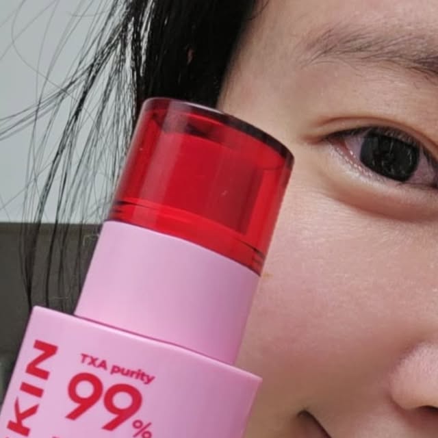 소정 ❣️ on Instagram: "#협찬 #에이프릴스킨 @aprilskin_korea 3번째 톤업제품은 잡티 흔적 녹여 하얀 피부 만드는 토닝샷 앰플 #에이프릴스킨 #TXA토닝샷앰플 입니당💖 스피큘이 모공에 촘촘히 꽂