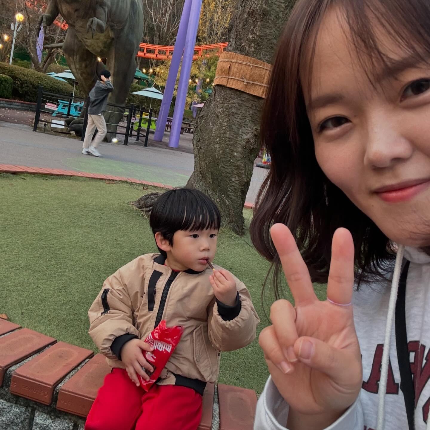 첫찌하원후 급 놀러간 서울랜드💕
엄마가 놀이기구 더 무서워한건 안비밀🤭
.
같이 사진도 찍을수 있어서 좋았던 하루🥰
날도 넘 춥지도 않구 사람도 이정도면 많지않았다👍
놀이기구도 잘타고 또 가고싶다고 하는 첫찌 🐻
회전목마 마차도 타고 무서운 비행기도 타고
마지막 디제잉노래까지 흥넘치게 즐긴 우리 둘찌🐰
힘들텐데 놀러 나가자 해준 남편까지💕
.
넘나 사랑하는 울가족💛😘
.
#서울랜드