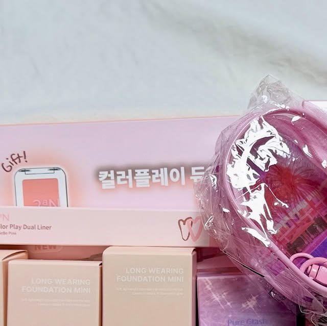 맛집 일기장📝 on Instagram: "#광고 

애들아 only 올리브영에서만 구매할 수 있는 투에이엔 기획세트 나왔다 !!
✔️같이 달려 갈 친구에게 공유 ㄱ ㄱ 

✨ 투에이엔 퓨어 글래시 하이라이터
12,000->8,900
현재 올리브영에서 단독 기획세트로 IV01 슈가베일 구매하시면
타투스티커 같이 증정해주고 있어요
요즘 유행하는 스티커 메이크업에 같이 뛰어들어요 💄💖
웜 / 쿨 모두를 위한 달콤하게 감싸는 사랑스러운 아이보리빛 설탕광으로 아이돌 메이크업 완성 🌟🫧

✨ 투에이엔 글레이즈 바운싱 틴트
13,000->9,900
당도 100% 아이돌 틴트로 올리브영 메이크업 카테고리 1️⃣위!!
5호 버블리, 9호 캔디츄, 15호 피치버블, 16호 슈가버블
4개의 호수는 현재 올리브영 단독 기획세트로 글레이즈 바운싱 틴트 미니로 색 안겹치게 세트로 들어가있어요 👄♥ ✴︎ !!

✨ 투에이엔 컬러 플레이 듀얼라이너
14,000->11,900
아이돌 애교살로 초강력 워터프루프 기능을 탑재한 듀얼라이너!
은은한 펄감으로 사랑스러운 애교살을 만들 수 있으며 듀얼라이너로 사방트임이 가능한 제품이에요 👀💓
현재 올리브영에서 01 허니피치, 04 로지캔디는 싱글섀도우와 세트로 단독 기획해서 나왔으니 꼭 get 하세요⠀˚ ༘⋆⠀₊˚ʚ⠀!!

✨ 투에이엔 롱 웨어링 파운데이션 미니
16,000->12,800
only 올리브영에서만 판매중인 #20 복숭아 파운데이션 🍑
투명하고 맑은 베이비톤 복숭아 색상으로 한겹으로도 커버가 가려지고 밀착되어 보송한 피부표현을 나타낸답니다 〰️
세미매트로 뽀용한 피부표현 원하시면 당장 올리브영 달려가세요 🥹❤️‍🔥

#올영픽 #올리브영추천템 #올영필수템 #러브버블컬렉션 #롱웨어링파운데이션미니 #컬러플레이듀얼라이너"