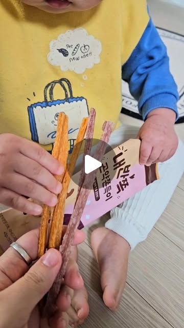 댜밍 | 경기 인천 맛집ㆍ핫플 | 밀키트ㆍ디저트ㆍ집밥 | 코덕 on Instagram: "#광고 @sunsuhouse 

두 가지 맛을 한 번에 즐길 수 있는
순수한집 내반쪽 곤약 쫀득이 🫶

영양 가득 슈퍼곡물인
국내산 현미와 찰보리,
식이섬유가 풍부한 곤약으로
쫄깃함과 포만감은 높이고
칼로리는 낮춘 쫀득이에요.

위생적이고 간편한 개별 포장에
호박 맛과 자색 고구마 맛으로
맛과 영양을 함께 챙길 수 있어요.

향료나 착색료, 보존료가 들어가지 않고
HACCP 인증시설에서 깔끔하게 만들어져
안심하고 먹을 수 있어 좋아요.

.
.
.

#내반쪽곤약쫀드기#순수한집곤약쫀득이
#순수한집#내반쪽곤약쫀득이#쫀드기#곤약
#추억의간식#간식추천#간식스타그램#쫀득이
#다이어트간식#순수한집곤약쫀드기#아이간식"