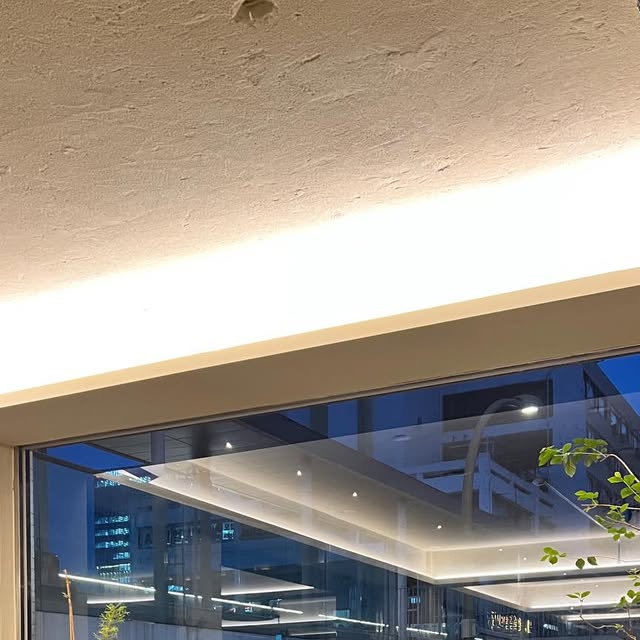 아리까리그란데 on Instagram: "#협찬

📍스탠다드에러 87-STAN059 미니멀 투웨이 스웨이드 블루종

핏이 여유 있어서 막 입기 좋고
카라도 과하지 않아서 지퍼 올려도 답답한 느낌 없음.
열어 입으면 또 깔끔하게 떨어져서 활용도 좋다.

디자인이 진짜 무난해서
데님이랑 입어도 되고 슬랙스랑 입어도 잘 어울림.
소매랑 밑단 밴딩 있어서 핏 흐트러지는 것도 없고.

POLY 100%라 관리 편한 것도 장점이고
스웨이드 느낌은 살리면서 부담은 없음.
유행 안 타는 스타일이라 오래 입기 좋을 듯.

데일리로 막 걸칠 자켓 찾고 있으면
이건 솔직히 후회 안 할 타입이다.

#스탠다드에러  #STANDARDERROR #남여공용자켓  #자켓 데일리룩 가을데일리룩 자켓추천  간절기아우터 레더자켓 스웨이드자켓 jacket パンツ  outer"