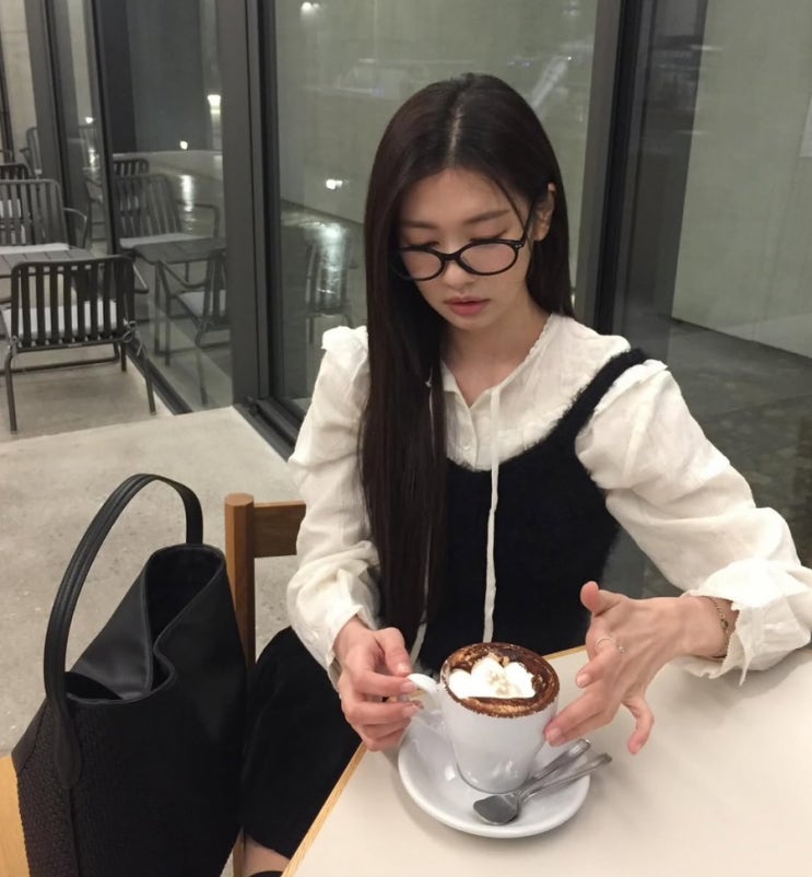 긱시크 뿔테안경 모먼트어스 정소민 검정 뿔테 여자코디