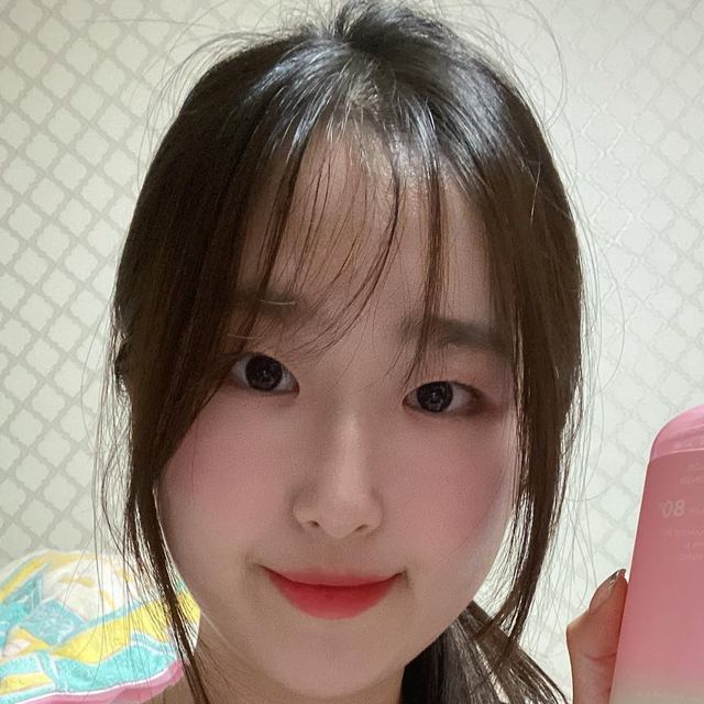 ෆ세화ෆ on Instagram: "#광고 @aprilskin_korea

에이프릴스킨의 핑크알로에 비타토너 소개해드릴게요

피지&흔적 잡는 토너를 출시한 에이프릴스킨의 핑크알로에 비타토너로
세안 후 첫 단계부터 트러블 피지, 흔적 생성 방어가 가능하답니다

속부터 겉까지 트러블을 잡는 8겹 진정 레이어링으로 끈적임 없는 산뜻한 워터 타입 토너인데요 뾰족캡으로 손에 닿지 않고 유효성분을 바로 흡수시키는 특수캡으로 스킨팩사용하실때 편리하실거에요 저자극테스트 완료로 민감 피부도 안심하고 사용할 수 있는 약산성 저자극 토너랍니다

📌 구매링크 
- https://aprilskin.com/product/detail.html?product_no=1316

#에이프릴스킨#핑크알로에#핑크알로에토너# 비타토너#토너#스킨#저자극토너#진정토너#약산성토너#피부진정#피지#피지제거#알로에#데일리토너#토너추천#피지개선"