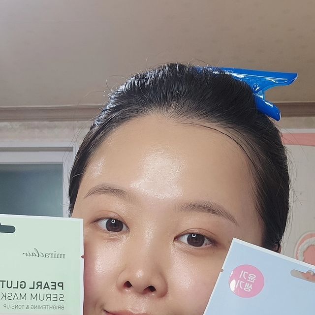 장햅삐 on Instagram: "#광고
저는 1달 넘은것 같은데 1일 1팩을 하고 있답니다! 간혹 힘들땐 못할때가 있었지만 일주일에 5일은 하고있었어요! 
그러는 중에 제가 이번주 4일을 한번 써본 제품이 있는데 라인타서 관리하기 좋아서 소개해볼려해요 ㅎㅎ
미라클레어 세럼 마스크팩인데 3종 라인인 생기라인, 탄력라인, 진정보습라인이 있어요! 
저는 그 중에서 미라클레어 생기라인 세럼마스크팩을 써봤답니다 ㅎㅎ
그래서 그런지 피부톤까지 좋아지는 느낌을 받았고 일어날때 내 피부 보습감까지 어쩔뀨~
미라클레어 세럼 마스크팩은 비건 인증을 받은 비스코스 레이온(인견) 셀룰로오스 마스크 시트를 사용했고 이 부드러운 마스크 원단에 아름다운 자연 한가득 담았다고해요!
진짜 향도 대박인게 그 팩만의 향이 있어요! 다 같은 향이 아님!!
가볍고 부드러운 밀착력때문에 콧대없는 내 콧등도 착붙.ㅋㅋ

전 향에서 이미 뻑감.ㅋㅋㅋㅋㅋ

@miraclair_korea

#마스크팩 #마스크팩추천 #1일1팩 #홈케어 #피부진정팩 #영양마스크팩 #miraclair #데일리마스크팩 #1일1팩추천 #미백케어#피부관리 #탄력마스크팩 #미라클레어 #데일리팩 #1일1팩도전 #수분케어 #물광마스크팩 #보습마스크팩 #진정마스크팩#저자극마스크팩 #비건마스크팩 #뷰티스타그램 #보습관리 #수분팩 #마스크시트 #비건시트"