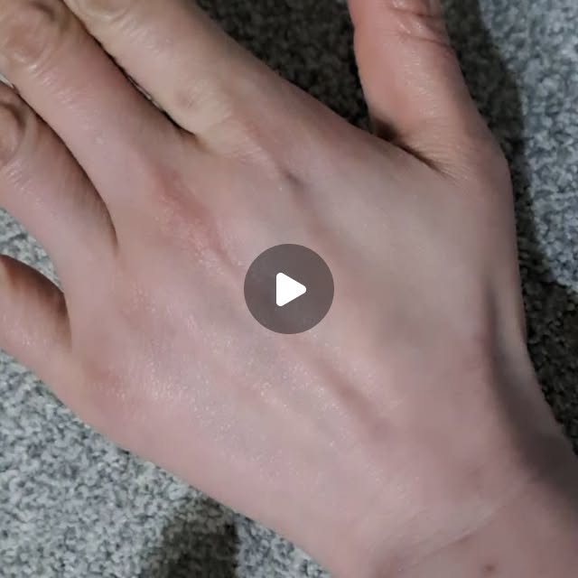 @imi3318 on Instagram: "#광고
부쩍 칙칙해진 얼굴에 생기 충전~♡
이럴땐 비타민만한게 없다.
얼굴에 바르면 따꼼하지만 이게 비타민 23%의 느낌적인느낌^^
조타조아!!빠르게 흡수되지만 뭔가 농축된 느낌이다.
두병째 사용중!!가계도 착해서 넘나 좋은것~♡
계속 쓸 예정입니다만!!
#광고#나인블랑#비타민C앰플#잡티앰플미백앰플"