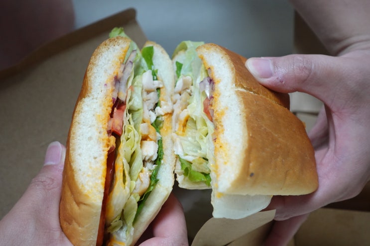 겉바속촉 바게트빵 속에 듬뿍 담겨있는 든든한 청담 샌드위치 맛집 로드샌드위치