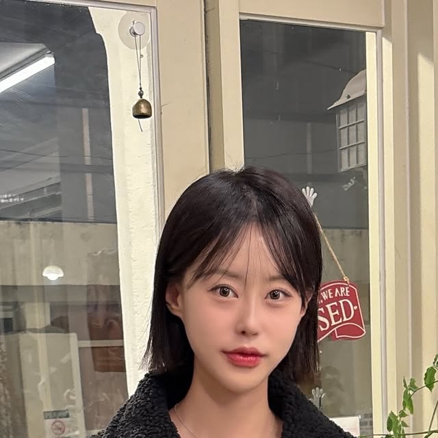 유나링🔗 on Instagram: "#광고 요즘 날씨에 딱인 플리스 자켓 🖤 (뽀글이) 저처럼 키 작으신 분들에게 기장 최고에요 무엇보다 팔 뒷꿈치랑 포켓, 하이넥 , 등 퀄팅이 너무나도 귀여워요 양털