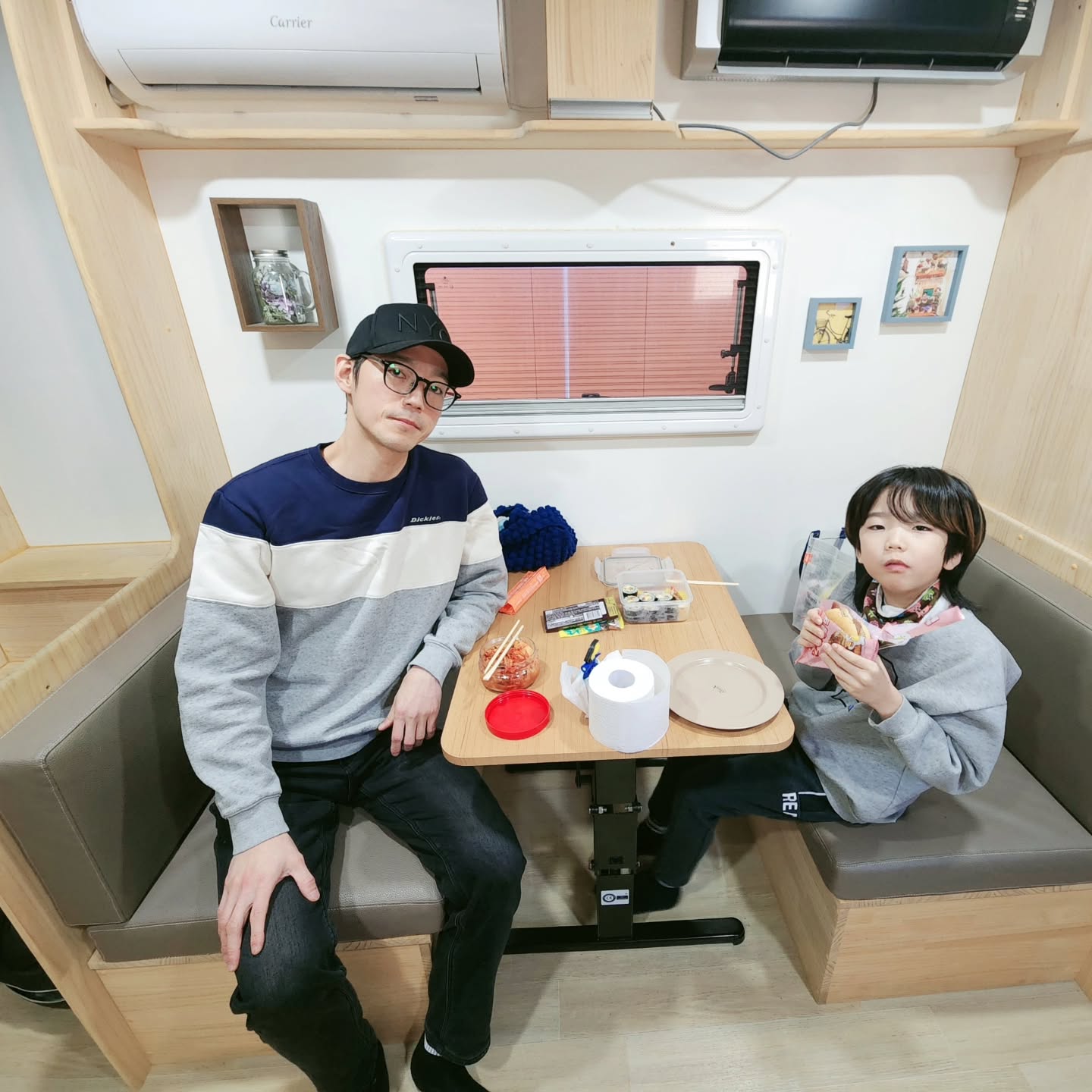 +3346
배고팠던 우리들 ...ㅋㅋㅋㅋㅋ
간단히 요기할곳이없어서 햄버거사들고
도착하자마자 폭풍흡입 ㄷ ㄷ  ㄷ
배고플땐 뭐든...🫶🏻