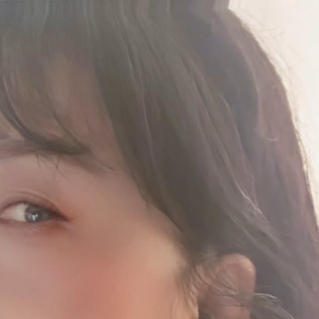 장은애 on Instagram: "#광고

SMIRIA 무선이어폰과 함께하는 일상이 이렇게 달라졌어요! 

처음 사용할 때 페어링이 정말 간편해서 
누구나 쉽게 사용할 수 있어요! 
복잡한 설정 없이 케이스에서 꺼내면 바로 연결되더라고요 

크기도 정말 작고 앙증맞아서 작은 가방에도 쏘옥 들어가고, 
휴대하기 너무 편해요!

가장 놀라운 건 배터리 지속력이에요 
한 번 충전으로 정말 오래 가더라고요! 
출근길부터 퇴근길까지 하루 종일 사용해도 
여유롭게 버텨줘서 중간에 배터리 걱정할 필요가 없어요

지하철이나 카페 같은 공공장소에서 이어폰을 사용할 때도 
주위 분들에게 피해 주지 않고 
나만의 음악세계에 푹 빠져들 수 있어서 너무 좋아요

음질도 깔끔하고 노이즈 차단도 잘 되어서 집중력이 훨씬 좋아졌어요!

얼마 전에 전시회 갔을 때도 
블루투스로 오디오 가이드 연결해서 들으니까 
작품 이해도가 훨씬 높아지고 관람이 편하고 좋았어요 

이런 디테일한 부분까지 생각하게 되니까 SMIRIA의 매력에 
더 빠지게 되는 것 같아요!

운동할 때도 선 걸림 없이 자유롭게 움직일 수 있고, 
통화 품질도 선명해서 업무용으로도 완벽해요 
정말 일상의 모든 순간이 더 풍성해진 기분이에요!

여러분도 SMIRIA와 함께 더 자유롭고 편리한 음악 라이프 시작해보세요! 

#SMIRIA이어폰 #이어폰 #무선이어폰 #블루투스이어폰 #이어폰추천#일상 #음악 #라이프스타일 #편리함 #음질 #배터리오래감 #휴대용 #선물추천"