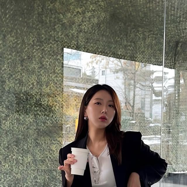 미니🎀 on Instagram: "#광고 #E플루언서 #이랜드몰 다가오는 발렌타인데이, 어떤 룩을 입을지 고민된다면? 요즘 눈에 쏙 들어온 예쁜 아이템들을 소개해볼게요 💛 ✨ 미쏘 테일러드 오버핏 자