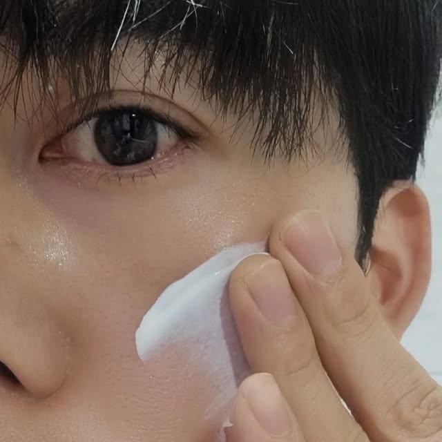 김현송🇰🇷 on Instagram: "#광고 30대 후반이 되면서 또 40살 되기 직전인 나... 절실하게 관리를 한다. TV에서나 유트브에서 피부관리 선크림의 중요성을 강조한다 🙆‍♂️선크림만 꾸준히