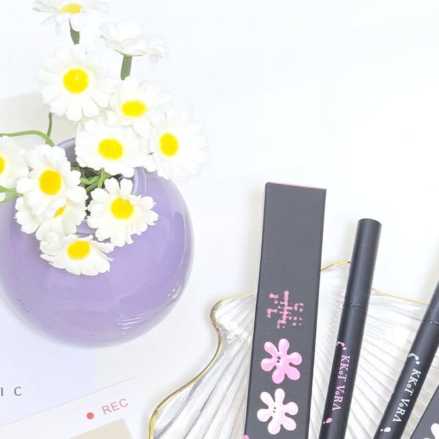 하니 on Instagram: "#광고
아이메이크업 전문 코스메틱 브랜드인
💐꽃보라1924에서 나온💐

✨글리터라이너(실버, 로즈골드)✨

일반 글리터 라이너와 다르게
무려 💐꽃 추출물💐이 들어있는
비건 인증 메이크업템🫢

그래서 그만큼 
저처럼 예민한 피부도 안심하고 
쓸 수 있다는거~👍

💐꽃보라1924 ✨글리터라이너는
얇~은 극세사 브러쉬 타입으로
섬세하게 원하는대로 드로잉이 가능했고

워낙 많은 곳에 쓸 수 있는 컬러다보니,
활용도 높음 인정😆

색상은 실버와 로즈골드가 있는데

✔️실버 - 투명하고 맑은 실버 펄✨
✔️로즈골드 - 흰끼 가득 핑크가 더해진 로즈골드✨

그리자 마자 촤르르한 펄감에
사용하자마자 반해버릴 수 있음 주의!!🥰

눈밑 애교살부터 시작해서
콧잔등이나 입술산 등
멀티 하이라이터 겸용으로 쓸 수 있었다는거~🫶

일반적인 글리터와 다르게
내용물이 잉크 타입으로 되어서 그런가

한번 사용하고 나면
땀, 수분, 유분까지
3중 철벽 푸르프가 되어서

쉽게 지워질 걱정도 안해도 됨!!👏👏

아침부터 밤까지 또렷한 발색
그대로 유지되었다는거~😘

@kkotvora_official
.
.
.
.
.
.
.
.
#꽃보라1924 #비건화장품 #눈화장 #아이메이크업 #지속력 #애교살라이너 #꽃보라 #KKOTVORA #1924글리터라이너 #리퀴드글리터라이너 #글리터추천 #makeup #eyemakeup #glitter #하니뷰티"