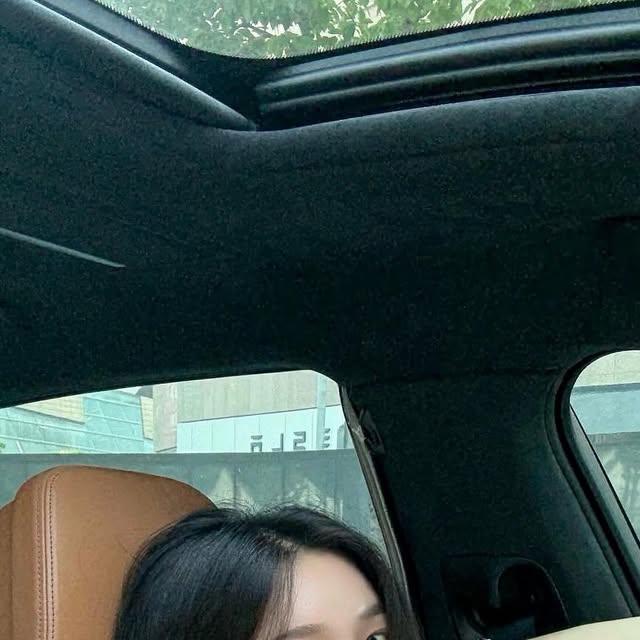 다 예 on Instagram: "#광고 @2an_official 
제가 데일리템으로 애정하는 브랜드 #투에이앤 🎀

9월4일까지 투에이앤의 특별한 제품들을 특별한 가격으로 올영세일에서 만나볼 수 있는데요,
투에이앤의 롱웨어링 파운데이 + 베러미 아이팔레트+ 듀얼치+ 섀도우 + 글레이즈 바운싱 틴트까지 모두 사용해 에뛰드 메이크업 완성해봤어요🤍

평소 저는 촉촉립을 자주 하는 편인데 철량한 멘톨 성분으로 마일드한 플럼핑 효과가 되면서 제가 원하는 글로시하면서도 코랄한 컬러감을 정말 예쁘게 연출시켜주었어요 💄
(제가 사용한 색은 04 피치 슈 컬러에 09 캔디 츄를 살짝 얹어주었어요 !)

뷰티하는 분이라면 없는 사람이 업다는 듀얼치크 블러셔는 제일 유명하다는 2호 러브,로지를 사용했는데 번들거림 없는 보송한 마무리감에 라이트한 피치 핑크 컬러와 생기 가득한 피치 핑크 컬러의 조합으로 웜,쿨톤 모두 추천드리고싶은 블러셔에요 🌸

그 외에도 뽀송하면서도 물광 메이크업 시켜주는 롱웨어링 파운데이션 , 자연스러운 애교살을 완성시켜주는 듀얼라이너
9월 4일까지 올영 세일에서 투에이앤을 특별한 가격으로 만나보세요!💗

#올영픽#올리브영추천템#올영필수템#러브버블컬렉션#롱웨어링파운데이션미니#컬러플레이듀얼라이너"