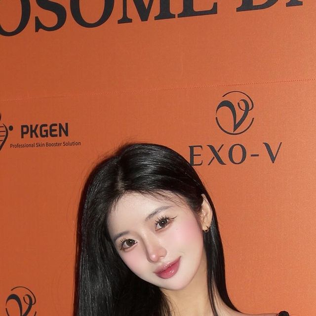 현명 on Instagram: "#광고 피케이젠과 함께 하는 EXOSOME DAY 토크콘서트 에 다녀왔어요 🧡 엑소좀전문개발기업인 피케이젠의 뉴 라인업 2종 기념으로 1부에는 피케이젠연구소장님, 피부과 전문