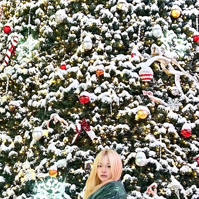 SHINHWA 석신화 on Instagram: "#광고 @1rony9orno_official 🌳❄️
•에센셜 벌룬 글로시 MA-1 숏패딩
•글로시한 오버핏 MA-1 패딩으로 포근하고 편안하며 데일리로 
부담 없이 스타일링하기 좋아요🩶
#아이러니포르노화이트라인 #IRONYPORNOWHITELINE #남여공용패딩"