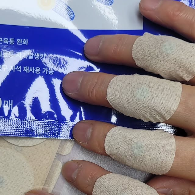 Jin on Instagram: "#광고 #류마픽스
항상 일하고 나면 손가락이 부어서 다음날 아침에 퉁퉁 붓는다는 우리 오마니~ 
마그네핏 의료용 자석 파스로 관절에도 편안하게 붙여서 부드럽게 내 관절들 케어~

간편한 근육통 완화 패치로 마그네핏패치 추천!
손목, 발목, 손가락 어디에도 쉽게 사용할 수 있느 의료용 자기 발생기

https://bit.ly/4a5SWN0 
#손가락관절패치 #관절패치 #자석파스 #류마픽스마그네핏패치 
#근육관절패치 #패치추천"