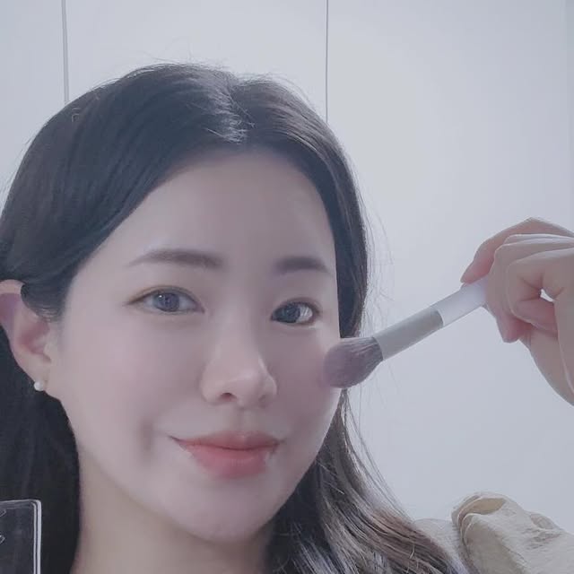 𝗟𝘂𝗰𝘆 𝗬𝗼𝗼 on Instagram: "#광고#올영픽 💗
색조 맛집 #투에이엔 에서 8월 신상이 나왔어요 💄
💗롱웨어링 파운데이션
미니라서 수정용으로 들고다니기고 좋고,
피부결 예쁘게 만들어줘요 !
💗컬러 플레이 듀얼 라이너
애교살 진짜 쉬워요! 그동안 애교살 만들기 못했다면
이거 진짜 진짜 추천 ! !
듀얼컬러라서 반짝이 채우고 음영 넣어주면
영롱한 애교살 완 성 👀
💗틴트
틴트는 말모-
사알짝 플럼핑 되는 느낌 나면서,
#유리알광택 엄청 예쁘게 만들어줘요
오늘도 메이크업은 투에이앤으로 완성 🙂🙂
#올리브영추천템#올영필수템#러브버블컬렉션#롱웨어링파운데이션미니#컬러플레이듀얼라이너"