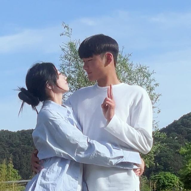 서우 on Instagram: "#협찬 #광고 🫧  현현 _ 발편한 슬리퍼 🫧

🫧 푹신한 쿠션으로 오래 신어도 발바닥이 편안해요

🫧발아치 모양을 잡아주는 디자인으로 족저근막염 치료/예방 가능❗️

🫧미끄럼 방지 기능으로 수영장, 물놀이할때도 편하게 신을 수 있어요

🫧 파스텔톤 색상과 어글리한 디자인의 조화

일반적인 디자인이 아니고 어글리슈즈로 디자인된 슬리퍼여서인지 어느 코디에도 다 잘받았어요 !
제일 중요한게 또 착화감인데 족저근막염 치료 슬리퍼여서인지 쿠션감이 엄청 좋더라구요 ! 
또 슬리퍼 안쪽을보면 발아치 모양 그대로 잡혀있어서 발에 착 감기는 느낌이 있었어요 
마지막 영상보시면 아무리 뛰고 난리도라방스를쳐도 절대 안벗겨지죠!
저는 데이트할때 남자친구랑 같이 신고 돌아다녔는데도  발이 안아프더라구요💕만보 넘게 걸었는데 다리도 안붓고 신발이 벗겨지지 않으니까 걷기에도 무지무지 편했어요
가족들이 슬리퍼가 신기하게 생겼다고 한번 신어버겠다더니 족저근막염 있는 사람이란 사람들은 아주그냥 다 달라고해서 하나있는 내 슬리퍼도 뺏겨버릴 지경이에요.🤦🏻‍♀️

#광고#족저근막염슬리퍼#평발슬리퍼#쿠션실내화#쿠션슬리퍼#족저근막염실내화#어글리슬리퍼#쿠션거실화#평발실내화#EVA슬리퍼#EVA실내화#푹신한슬리퍼#여성슬리퍼#사무실슬리퍼#여성실내화#회사실내화#회사슬리퍼"