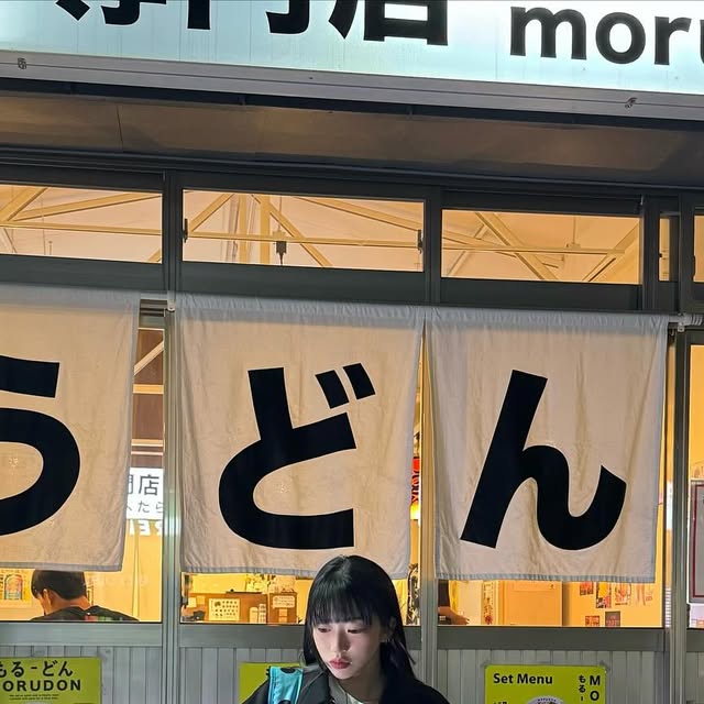 🕌 주주남매맘 헤디니 월드 🕌 on Instagram: "오빠가 사쥬는 저녁 먹고~
딸이랑 아들이랑 커피랑 아수쿰 디저트 달려!!!
비눗방울 놀이도 해주구 주말마다 바뿌미..
예쁘게 담아줘서 고마워 자깅ㅇ ><

루즈~오버핏 실루엣을 바탕으로 제작된 이 스웨이드 자켓은
베이직한 주머니 디자인으로 전체적인 깔끔한 무드를 유지해쥼.
주머니 위아래 바텍 디자인으로 높은 퀄리티에
투웨이 지퍼와 밑단 스트링으로 다양한 스타일링 가능해욤.
내가 좋아하는 브랜드! 원단 디자인 모두 만족하는 브랜드라
믿고 애정하며 잘입는 브랜드, @1rony9orno_official !
올 가을도 쭉 나와 함께해! 🌰🍠🍂🍁🤎

#광고#아이러니포르노#아이러니포르노화이트라인#남여공용자켓#자켓#레더자켓#스웨이드자켓#아우터#자켓추천#아우터추천#레더#스웨이드#데일리룩#OOTD#JACKET#IRONYPORNOWHITELINE#LEATHERJACKET#SUEDEJACKET 
#협찬 #새댁 #새댁일상 #새댁스타그램 #애둘맘 #애둘맘일상 #엄마일상 #전신샷 #젊줌마 #내지분 #젊은엄마 #아들이랑"
