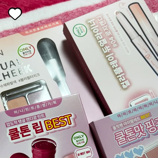쿨라🎀🫧 on Instagram: "#광고 오랜만에 돌아왔죠,, 2aN 낄여왔습니다 - ♥ 
여름 휴가로 괌에 다녀왔는데 너무 타서,, 발색샷이 어두워요 😵

미니 파운데이션, 팔레트, 블러셔, 틴트, 듀얼라이너까지
이번 여행에서 정말 잘 사용했어요!!

특히 미니파운데이션은 작고 발림성도 너무 좋아 여행으로 딱이었습니당
듀얼라이너 지속력이 넘넘 좋아서 물놀이에도 끄떡없었어요 🫧

블러셔랑 팔레트 모두 뽀용하게 발색되고 하이라이터 스펀지 꼼꼼함에 감동받고 발색에 기절했어요
.
.
.
#올영픽 #올리브영추천템 #올영필수템 #러브버블컬렉션 #롱웨어링파운데이션미니 #컬러플레이듀얼라이너"
