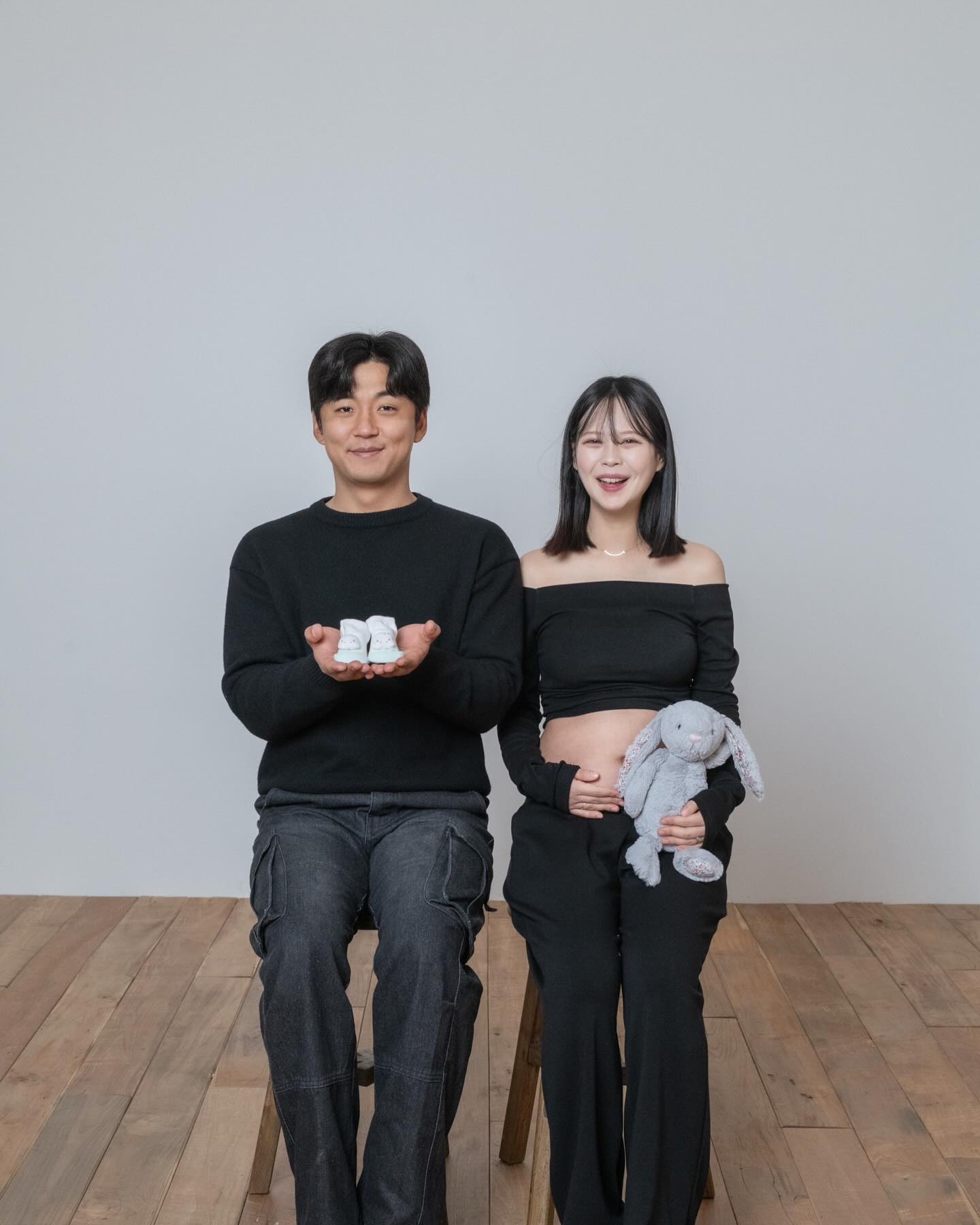 셋˗ˋ꒰👩🏻👦🏾👶🏻꒱ˊ˗이서 함께한 ₊˚⊹ 🖤

저질체력ϟ🏋🏻ϟ이슈로 만촬 주수 되자마자
빠르게 남기고 온 #만삭촬영
디데이 두자릿수 된 이후엔 훅훅 흘러가는 시간 덕에
제대로 실감하는 중 .ᐟ.ᐟ 
지구별 조심히 와 튼또리♡ㅑꕀ .* ⋆｡ﾟ